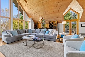 TV Area & Wet-Bar