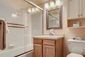 Primary En-Suite Bath With Shower/Tub