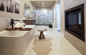 Enjoy the Fireplace while soaking in the tub