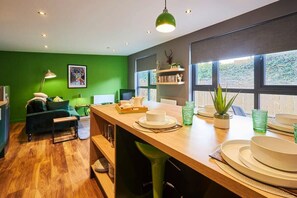 Forest Green Lodge, Alnwick - Host & Stay