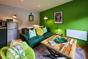 Forest Green Lodge, Alnwick - Host & Stay