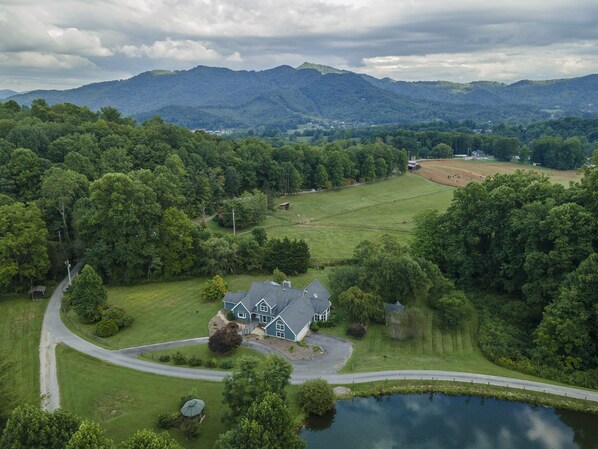 Experience a Luxury Mountain Retreat at Smokies View