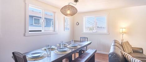 Space for 6 to eat all together at the wooden bench table