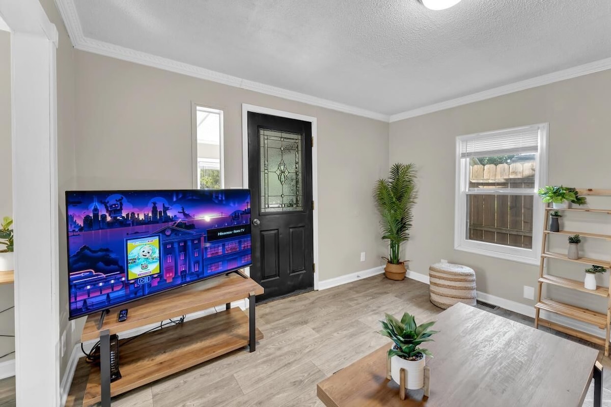 Cozy Modern Home 10 Mins to Downtown & Airport