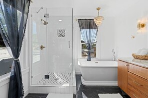 Main Bathroom, old fashioned soaker tub!