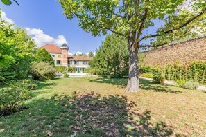 Maison et son gîte, vue du fond du jardin