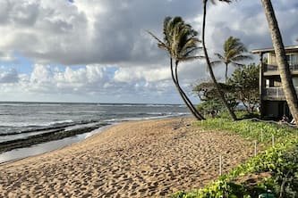Beachfront condo w/AC, Ocean Views, Steps to Beach, Sunrises and Moonrises