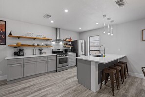 Kitchen w/ Island Seating