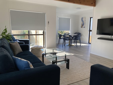 The lounge area seats 6, has an air conditioning unit, smart TV and soundbar.