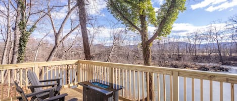 Welcome to Fish Hut! Experience the charm of this cozy, adorable, and stylish two-bedroom cottage perfectly nestled along the banks of the Shenandoah River.