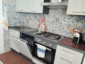 Cucina attrezzata.