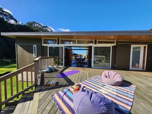 Deck between main house and tiny house (1)