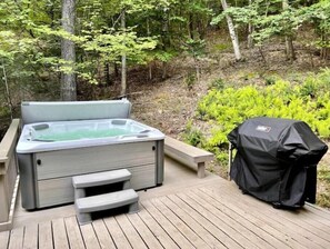 Hot Tub(well maintained and cleaned weekly)