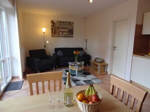 Wohnzimmer mit Essecke