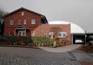 FeWo (rechter Anbau mit Flachdach) und Carport / Parkplatz