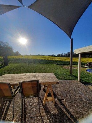 Ausblick von der Terrrasse auf das Feld (mit Blick auf eine Mühle)