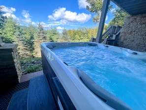 Luxury Hot Tub - With stunning mountain views! 