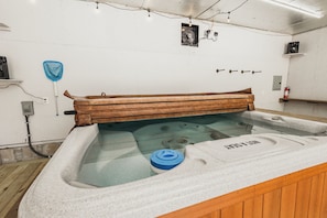 Indoor 7 person hot-tub w/ high-top table and chairs for 2. Smart TV & Stereo.
