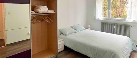 Dormitorio con cama doble grande y cómoda