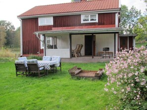 Sommarbild på huset och trädgården