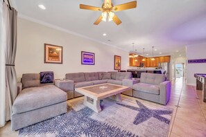 Plenty of seating for your entire group to relax in the living room. 
