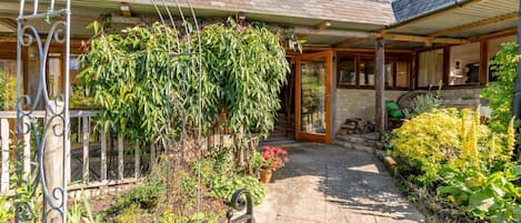 Cottage Garden and Entrance, The Old Calf Pens, Bolthole Retreats