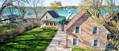 Newer Cottage on the Lake, ample space for boats. 