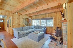 Living Room | 2nd Floor | Wood-Burning Fireplace | Pack 'n Play | Cable TV