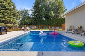 Large heated pool with tanning shelf