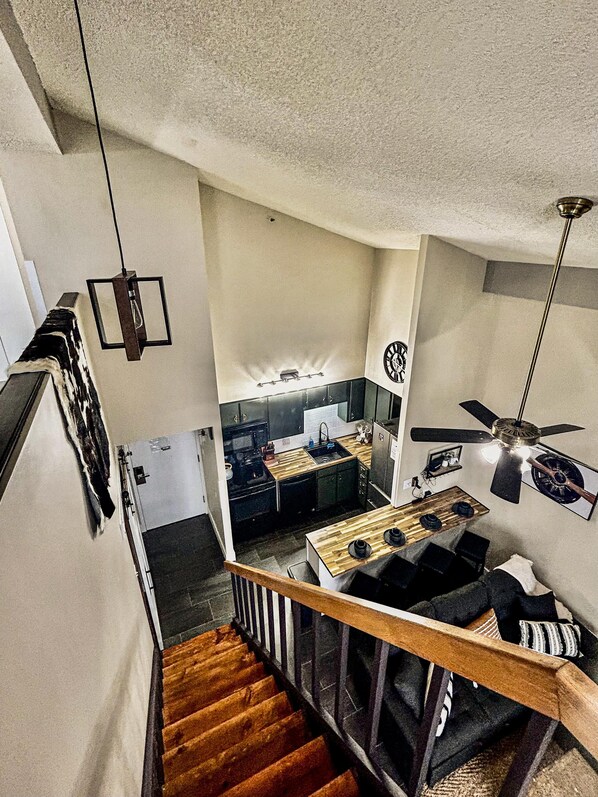 Welcome to Silver Creek 2508, an elegant and sophisticated 2-bedroom/2-bathroom loft, which sleeps ten people.