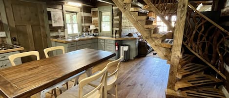 Stairs up to Queen/Twin bunk beds



