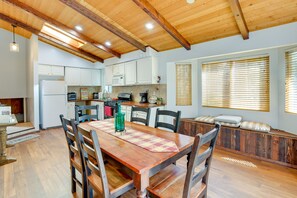 Dining Area | Dishware & Flatware Provided