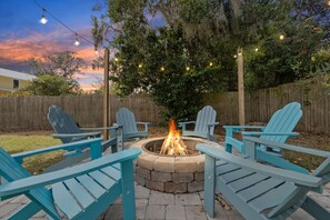 our outdoor oasis 🌟🔥 The firepit area offers the perfect spot to unwind, sip on your favorite drink, and enjoy the crackling warmth of the fire.
