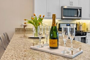 Cheers to good meals and great company 🥂🍕 The open-concept kitchen and dining area make every meal feel special at Gator Grove!