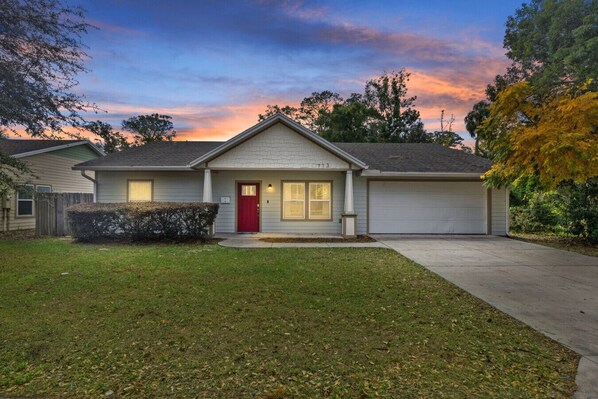 Modern charm meets prime location 🏙️✨ This sleek exterior offers contemporary style just minutes from both Midtown and Downtown Gainesville.