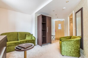 Find peace and relaxation with your close friends and family in this stunning living room featuring natural decor.