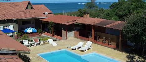 Piscina, churrasqueira e sauna, na beira do mar