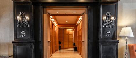 Waldorf Astoria, Grand Entrance!