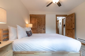 The bedroom features a comfortable queen-size bed and a ceiling fan so you can be sure to get a good night’s rest.