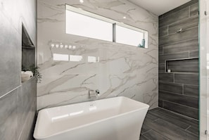The primary suite bathroom is comprised of a large, standalone bathtub in addition to a comfortable shower. Rinse off a long day at the beach any way you'd like!
|Brisa del Mar by Boutiq Luxury Vacation Rentals | Naples, Florida