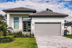 Plenty of space in the garage and driveway for larger groups. | Brisa del Mar by Boutiq Luxury Vacation Rentals | Naples, Florida