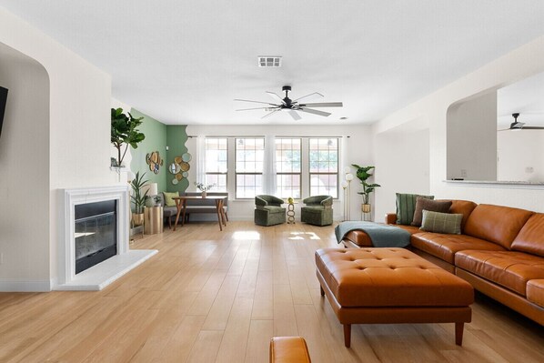 Cozy evenings in the spacious living area: Gather 'round the table firepit, relax, and catch your favorite shows on TV.
