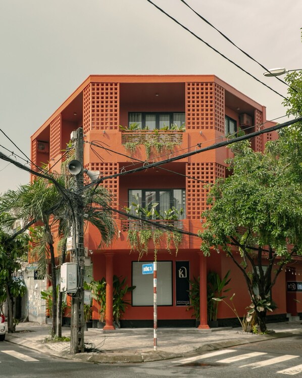 Vista frontal de la propiedad