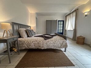 Bedroom - 160*200 bed (3)