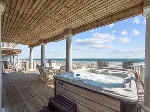 Oceanfront Deck w/ Hot tub