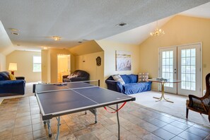 Game Room | Ping Pong Table | Wet Bar