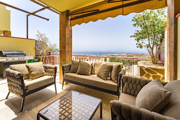 Terraza comoda con vista al mar