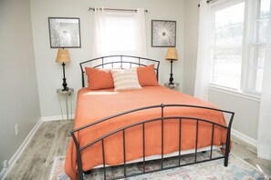 Second bedroom with queen size bed

