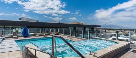 Amazing rooftop pool/sunbathing pool/Hot tub/fire pit. 360 degree views of mountains and downtown SLC.