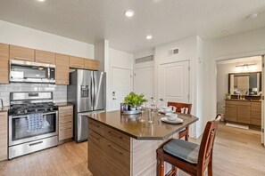 Fully stocked kitchen with all that you need. Pots, pans, bakeware, salt +pepper, and olive oil!!
